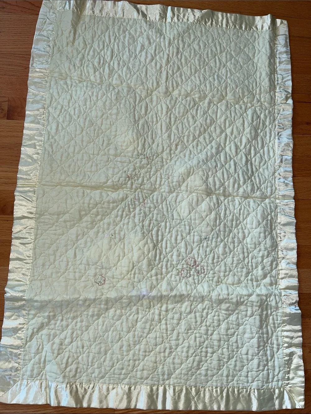 Vtg Satin Edge Pale Yellow Baby Crib Blanket Sheep Nursery 39” X 26.5” **READ**